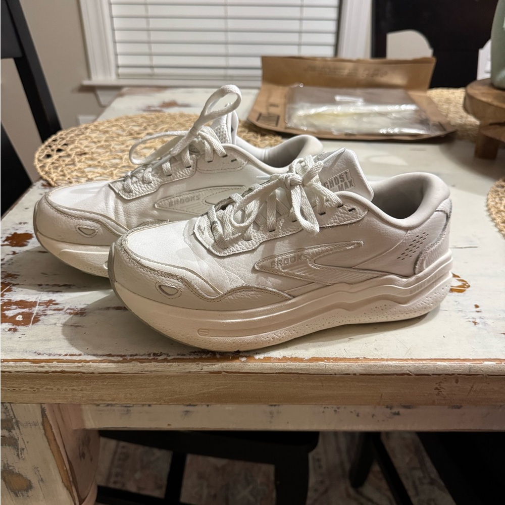 Brooks Ghost Max leather white